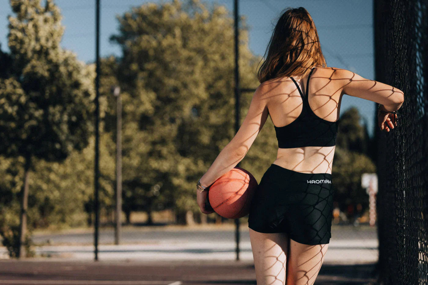 Adolescente en short menstruel Haomah jouant au basket, prête pour la rentrée sportive